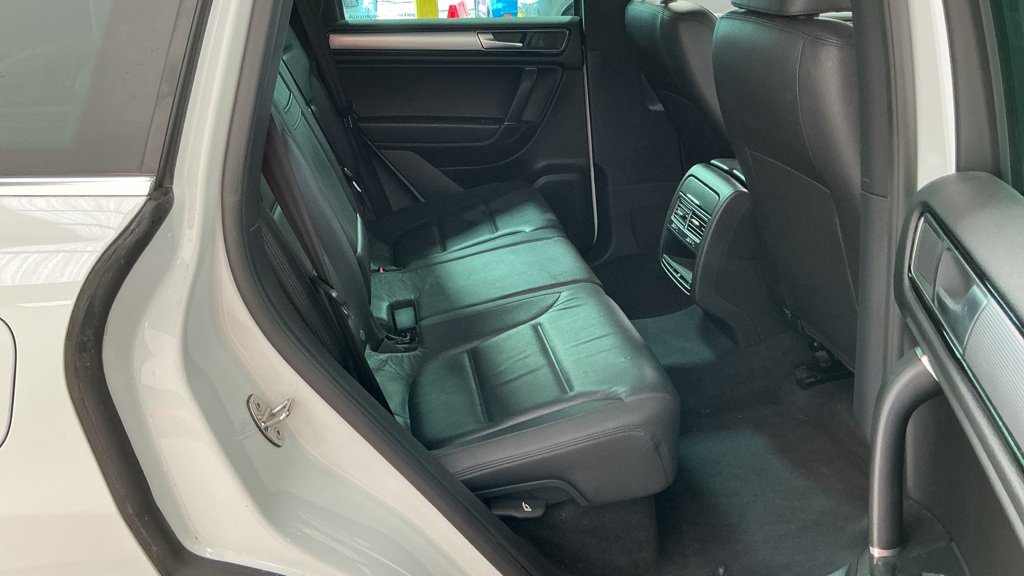 2016 Volkswagen Touareg R-Line KY66 XUP photograph 8