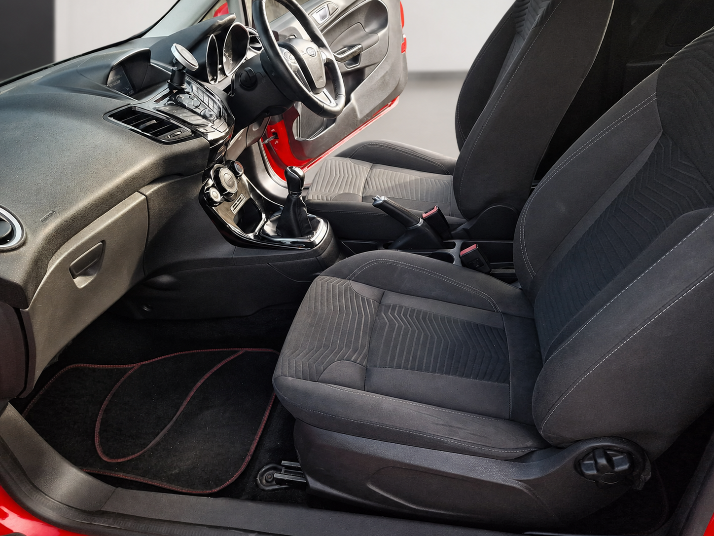2017 Ford Fiesta Zetec photograph 17 of 19