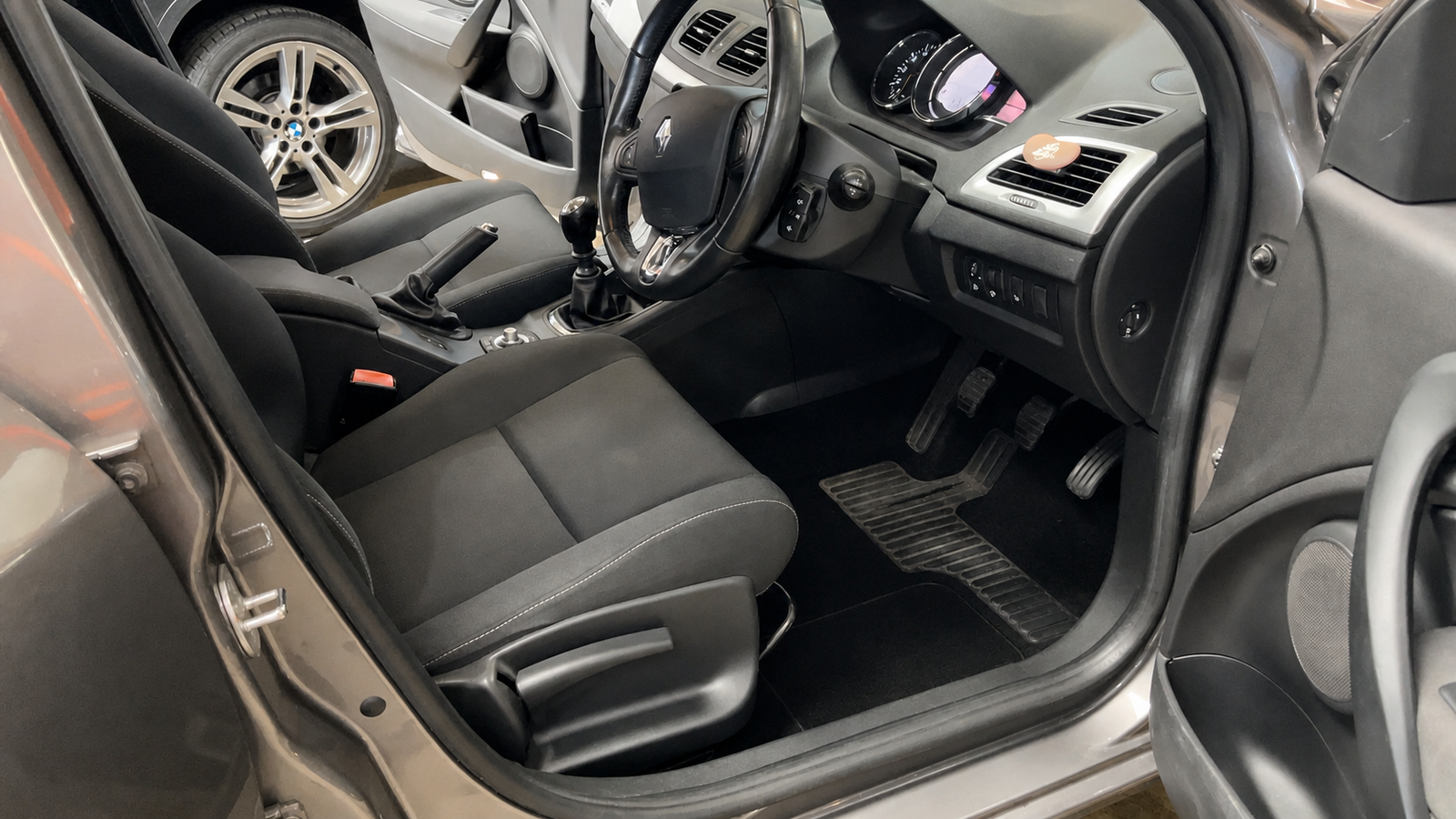 2014 Renault Mégane photograph 10 of 16