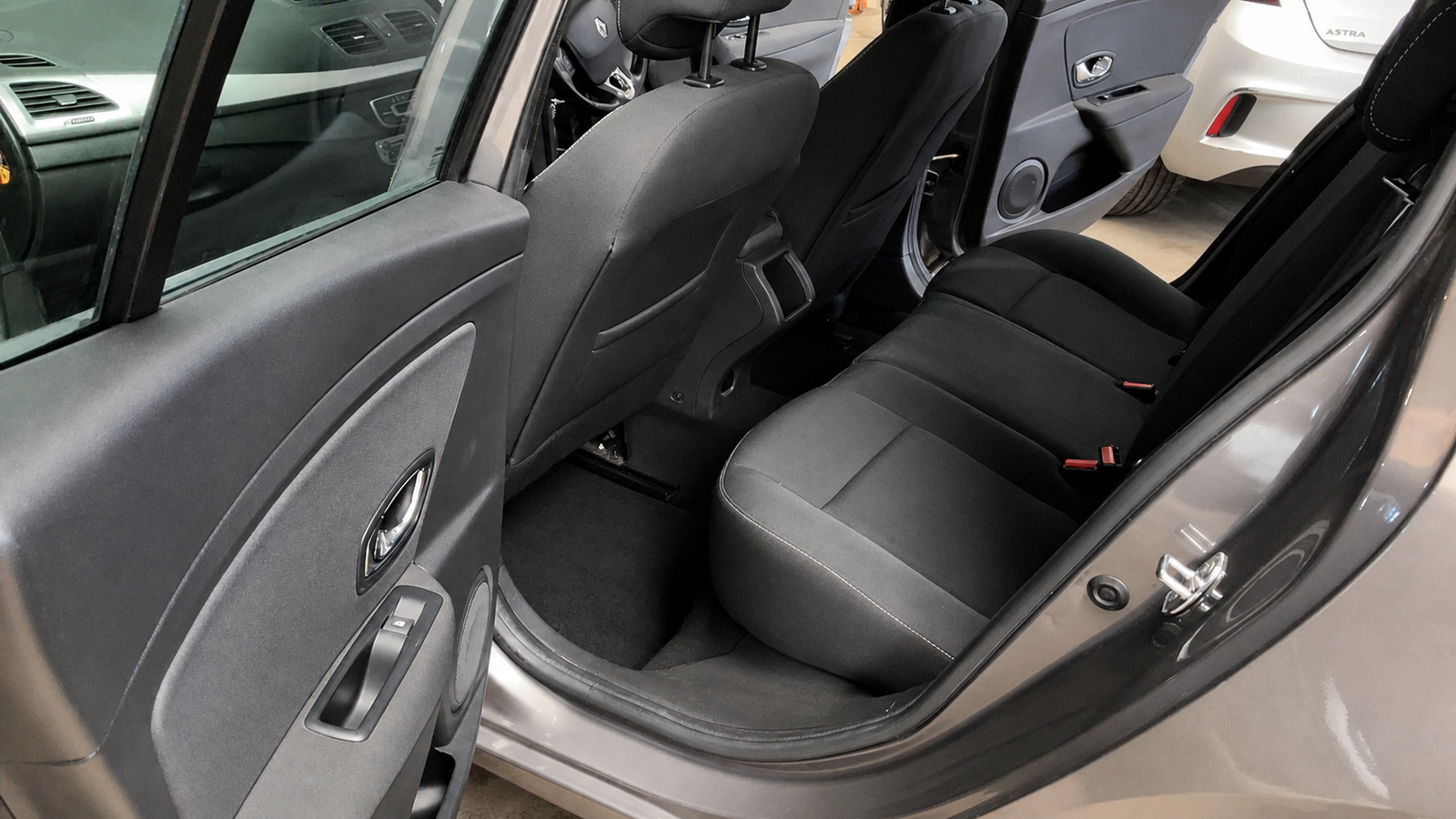 2014 Renault Mégane photograph 14 of 16