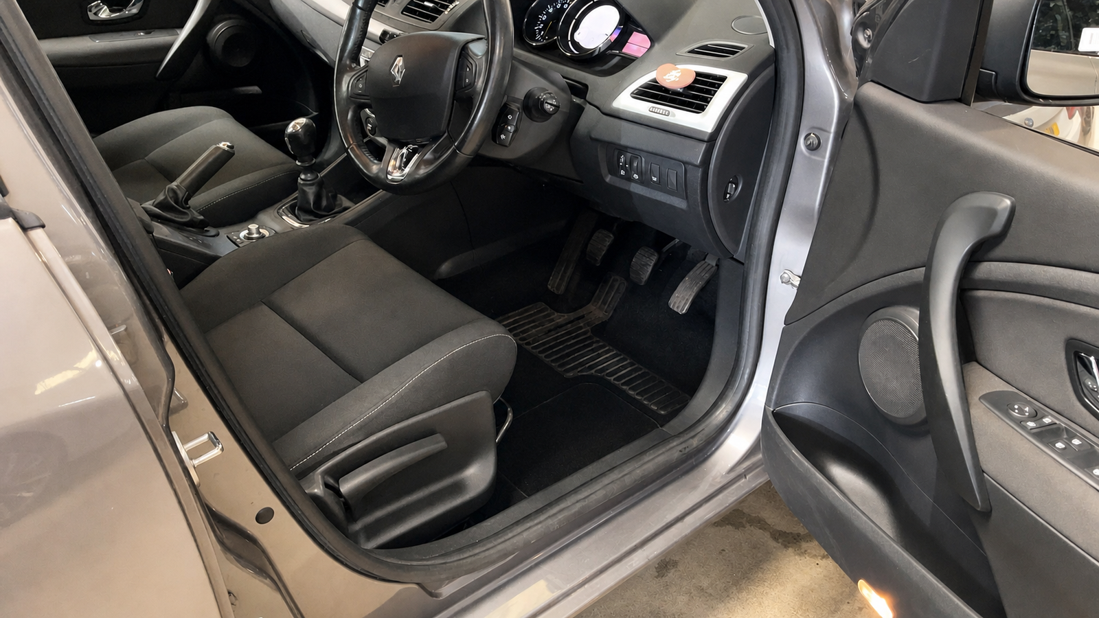 2014 Renault Mégane photograph 15 of 16