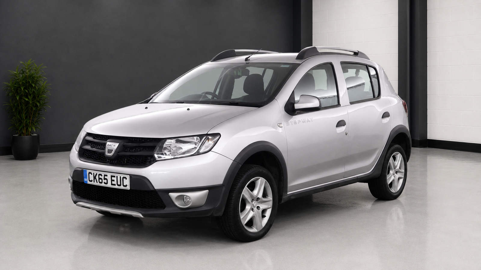 2015 Dacia Sandero Stepway 0.9 TCe 90 Ambiance photograph 2 of 13