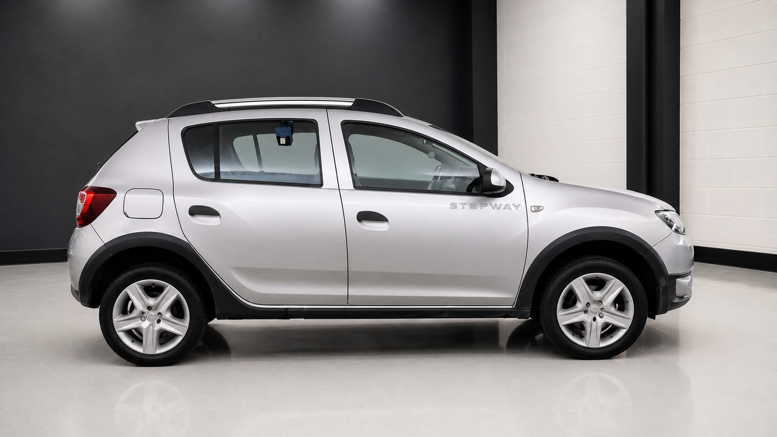 2015 Dacia Sandero Stepway 0.9 TCe 90 Ambiance photograph 5 of 13